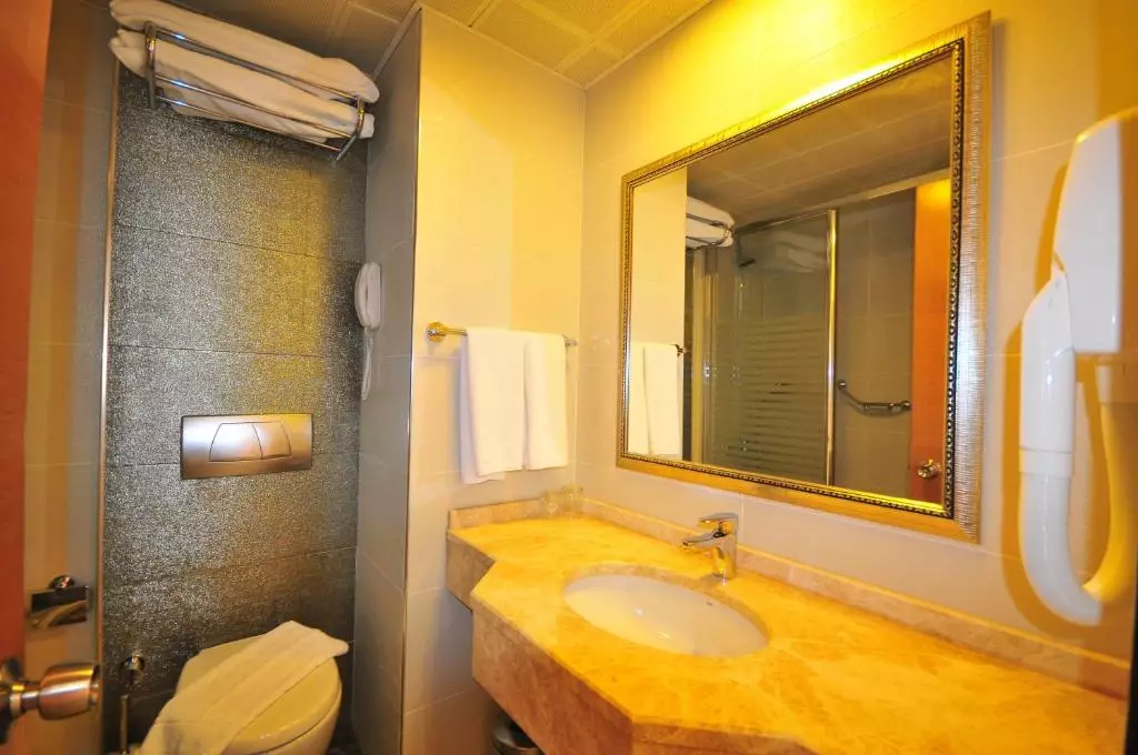 گلدن راک بیچ مارماریس